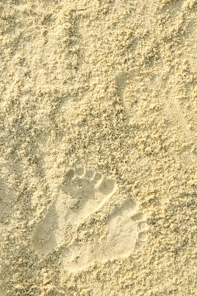 Belas pegadas na areia pelo fundo do mar — Fotografia de Stock