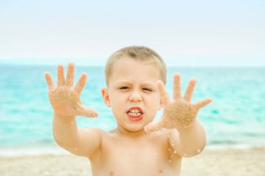 Mutlu çocuk parkta oynuyor.