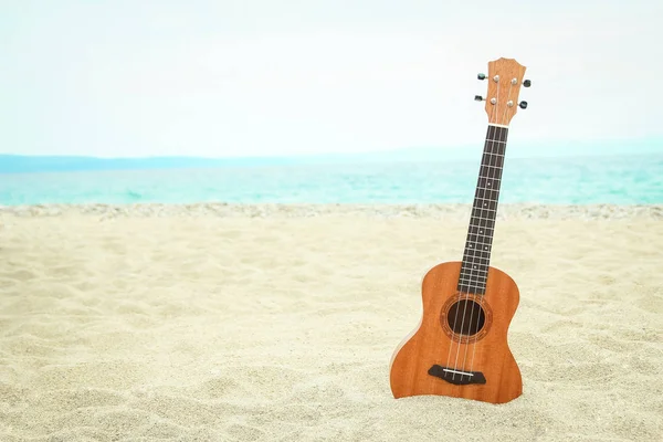 Schöne Gitarre im Sand am griechischen Meer — Stockfoto