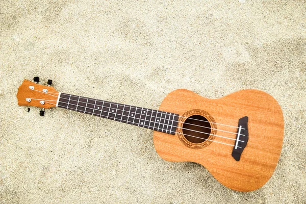 Красивая гитара на песке у греческого моря — стоковое фото