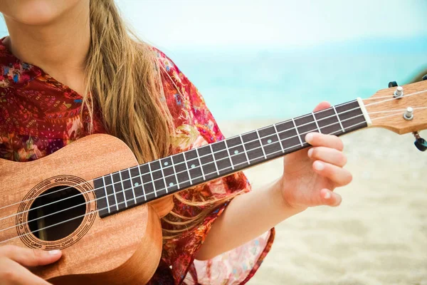 Happy Child spelar gitarr vid havet Grekland på Nature bakgrunds — Stockfoto