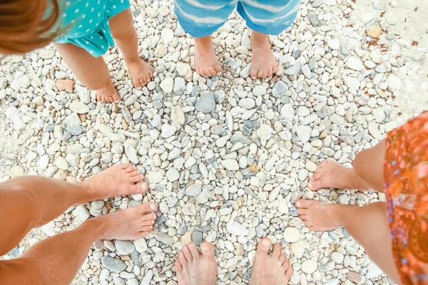 Όμορφα πόδια στην άμμο της θάλασσας greece φόντο — Φωτογραφία Αρχείου