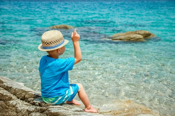 Szczęśliwy dzieciak bawiący się na morzu w parku — Zdjęcie stockowe