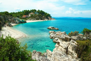 Parktaki arka planda deniz kenarında güzel bir doğa.