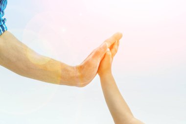 doğada deniz tarafından mutlu bir ebeveyn ve çocuğun güzel elleri