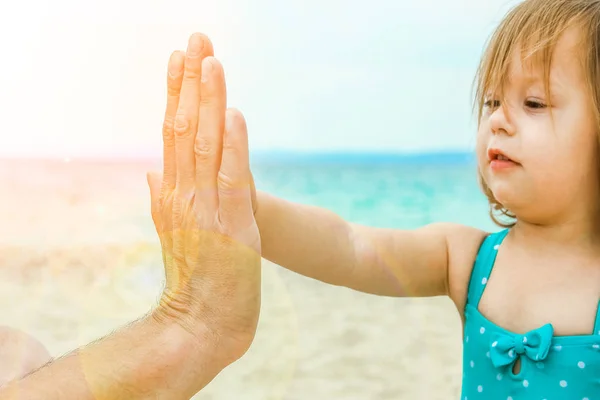 Красивые руки счастливого родителя и ребенка у моря на природе — стоковое фото