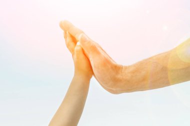 doğada deniz tarafından mutlu bir ebeveyn ve çocuğun güzel elleri