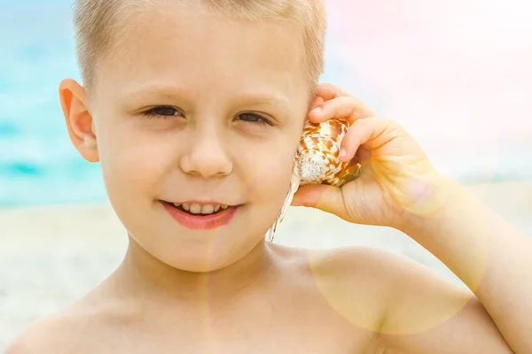 Enfant heureux jouant en mer dans le parc — Photo