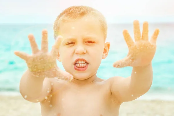 Criança feliz brincando no mar no parque — Fotografia de Stock