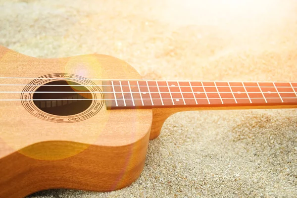 Schöne Gitarre im Sand am griechischen Meer — Stockfoto