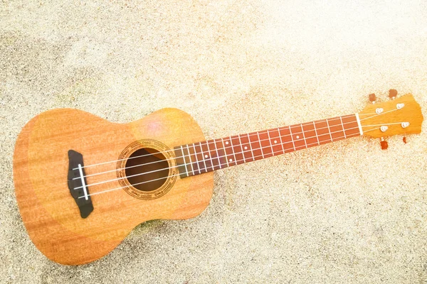 Красивая гитара на песке у греческого моря — стоковое фото