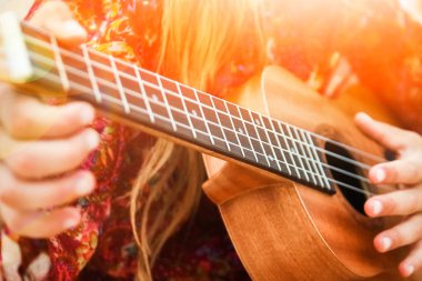 Doğa artalan deniz Yunanistan tarafından gitar oynarken mutlu çocuk