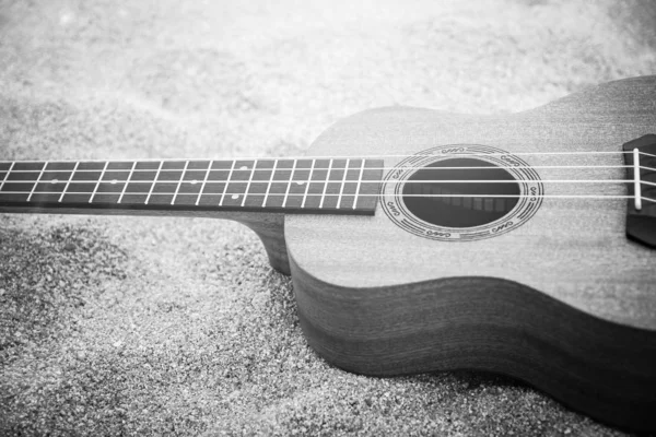 Piękna gitara na piasku nad greckim morzem — Zdjęcie stockowe