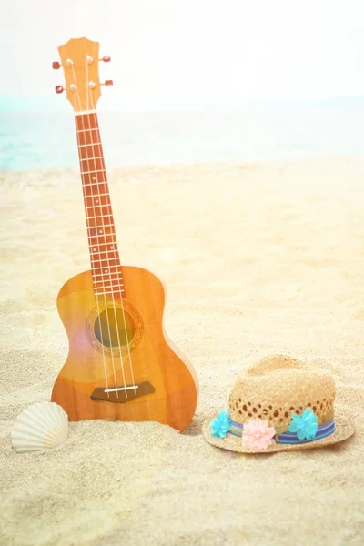 Yunan denizinin kıyısındaki kumsalda güzel bir gitar — Stok fotoğraf