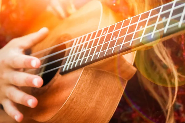 Gelukkig kind spelen gitaar door de zee Griekenland op de natuur backgroun — Stockfoto