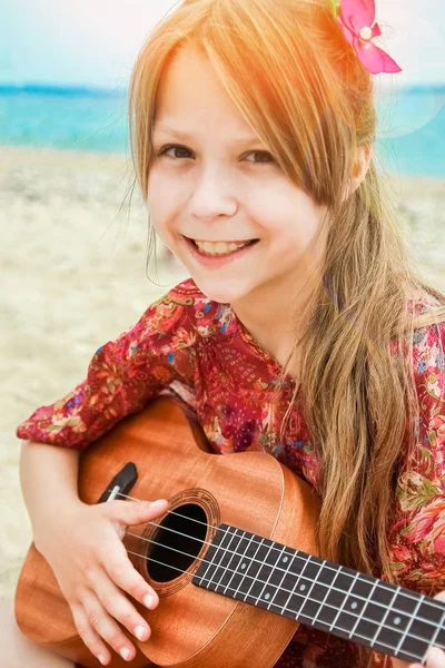 Criança feliz tocando guitarra pelo mar greece no fundo da natureza — Fotografia de Stock