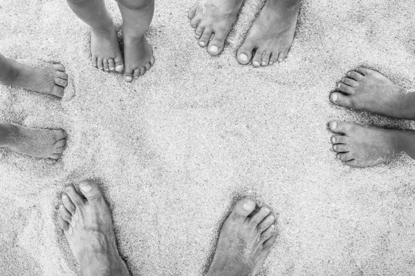 Belles jambes dans le sable de la mer fond grec — Photo