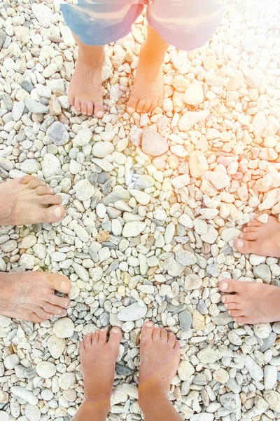 Belles jambes dans le sable de la mer fond grec — Photo