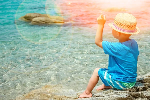 Счастливый ребенок играет в море в парке — стоковое фото