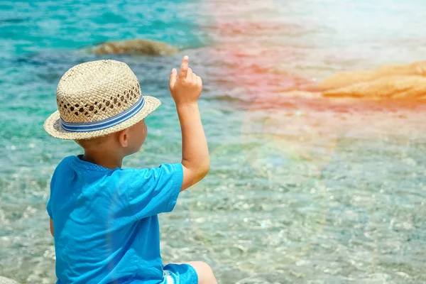 Criança feliz brincando no mar no parque — Fotografia de Stock