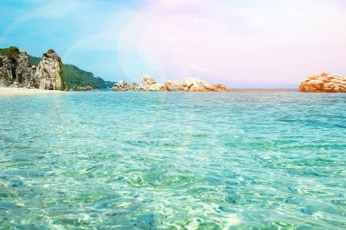 Parktaki arka planda deniz kenarında güzel bir doğa.