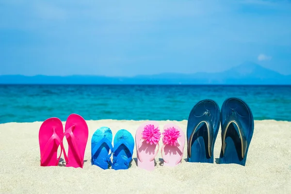 Belos chinelos na areia pela grecia mar na natureza backg — Fotografia de Stock