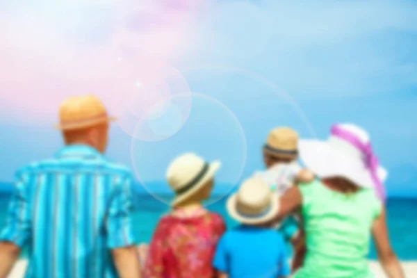 Familia feliz en el mar en Grecia en el fondo de la naturaleza — Foto de Stock