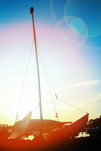 Hermosos yates en el mar en silueta griega — Foto de Stock