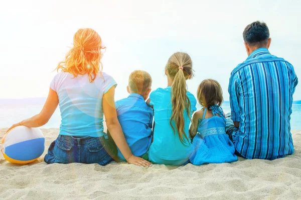 Familia feliz en el mar en Grecia en el fondo de la naturaleza —  Fotos de Stock