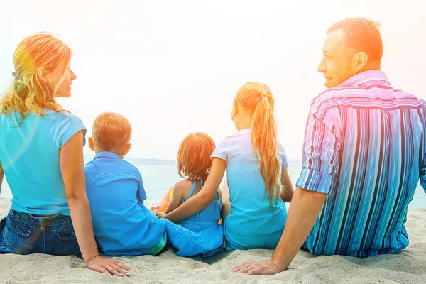 Glückliche Familie auf See in Griechenland auf Naturhintergrund — Stockfoto