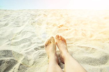 Yunan denizinin arka planında güzel bacaklar