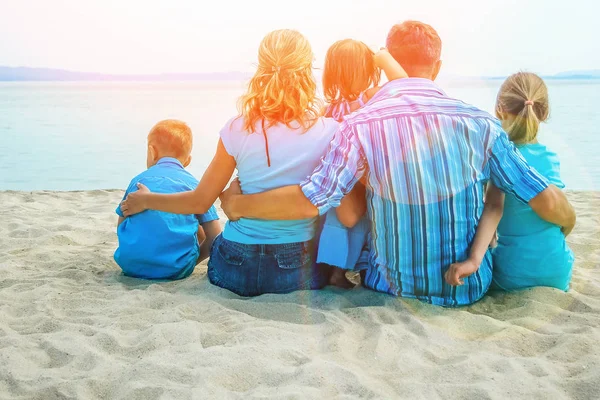 Lycklig familj till sjöss i grekland på natur bakgrund — Stockfoto