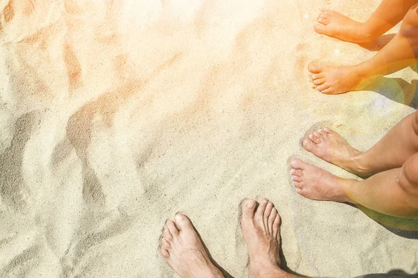 Belles jambes dans le sable de la mer fond grec — Photo