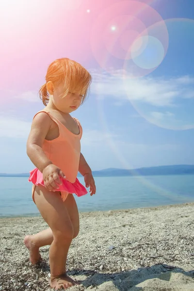 Szczęśliwy dziecko na morzu w Grecji odgrywa w przyrodzie — Zdjęcie stockowe