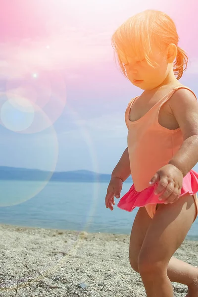 Heureux enfant en mer en Grèce joue dans la nature — Photo