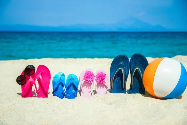 Nádherné pantofle v písku u mořského Řecka o přírodním backgu — Stock fotografie