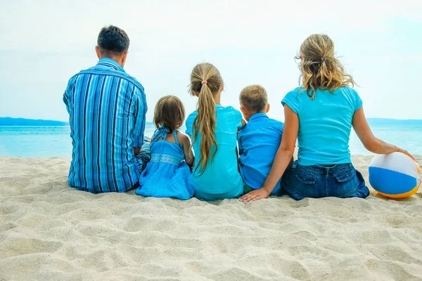 Familia feliz en el mar en Grecia en el fondo de la naturaleza —  Fotos de Stock