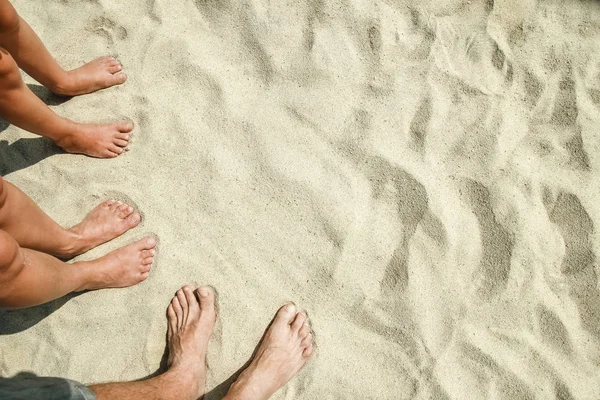 海的沙滩上美丽的腿，希腊背景 — 图库照片
