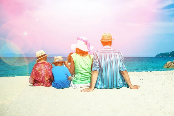 Familia feliz en el mar en Grecia en el fondo de la naturaleza —  Fotos de Stock