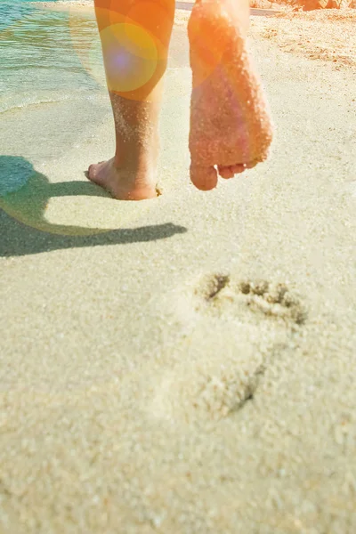 Belle impronte sullo sfondo della natura di sabbia — Foto Stock