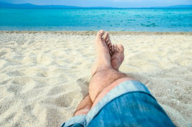 Yunan denizinin arka planında güzel bacaklar