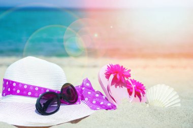 doğa backgrou üzerinde deniz yunanistan tarafından spor ayakkabı ile güzel şapka