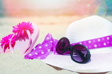 doğa backgrou üzerinde deniz yunanistan tarafından spor ayakkabı ile güzel şapka