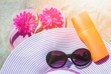 doğa backgrou üzerinde deniz yunanistan tarafından spor ayakkabı ile güzel şapka