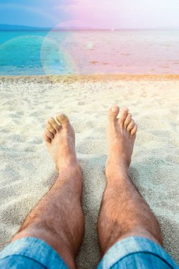 Yunan denizinin arka planında güzel bacaklar