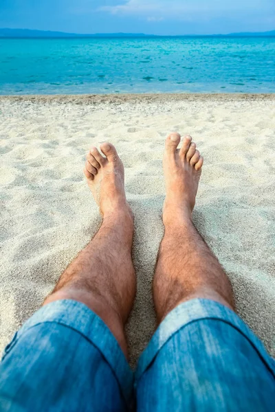 Belas pernas na areia do fundo da grécia mar — Fotografia de Stock