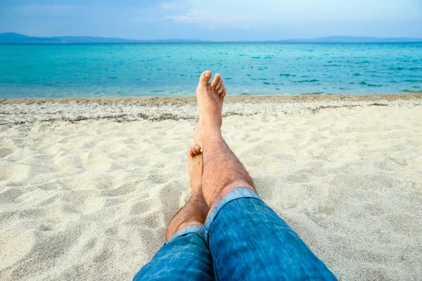 Schöne Beine im Sand des Meeres griechischer Hintergrund — Stockfoto