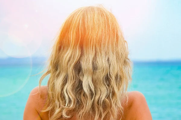 Menina feliz no mar na Grécia na natureza areia — Fotografia de Stock