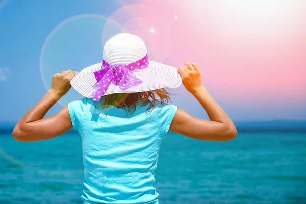 Gelukkig meisje op zee in Griekenland op zand natuur — Stockfoto