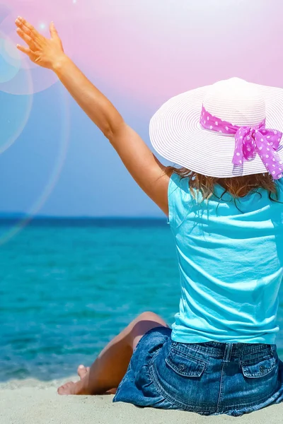 Gelukkig meisje op zee in Griekenland op zand natuur — Stockfoto